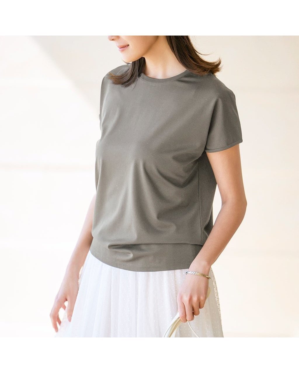 さらりと艶めく上質素材で、きちんと感も叶える。40代・50代女性のための“お出かけTシャツ” 人気、トレンドファッション・服の通販 founy(ファニー) 【ドゥクラッセ/DoCLASSE】 トレンドファッション・スタイル  Fashion Trends ファッション、ブランド PICK UP! Fashion Brand Pick Up ファッション Fashion レディースファッション WOMEN トップス・カットソー Tops/Tshirt シャツ/ブラウス Shirts/Blouses ロング / Tシャツ T-Shirts カットソー Cut and Sewn NEW・新作・新着・新入荷 New Arrivals なめらか Smooth インナー Inner カットソー Cut And Sew シンプル Simple スリーブ Sleeve フレンチ French 夏 Summer |ID:prp329100004485559