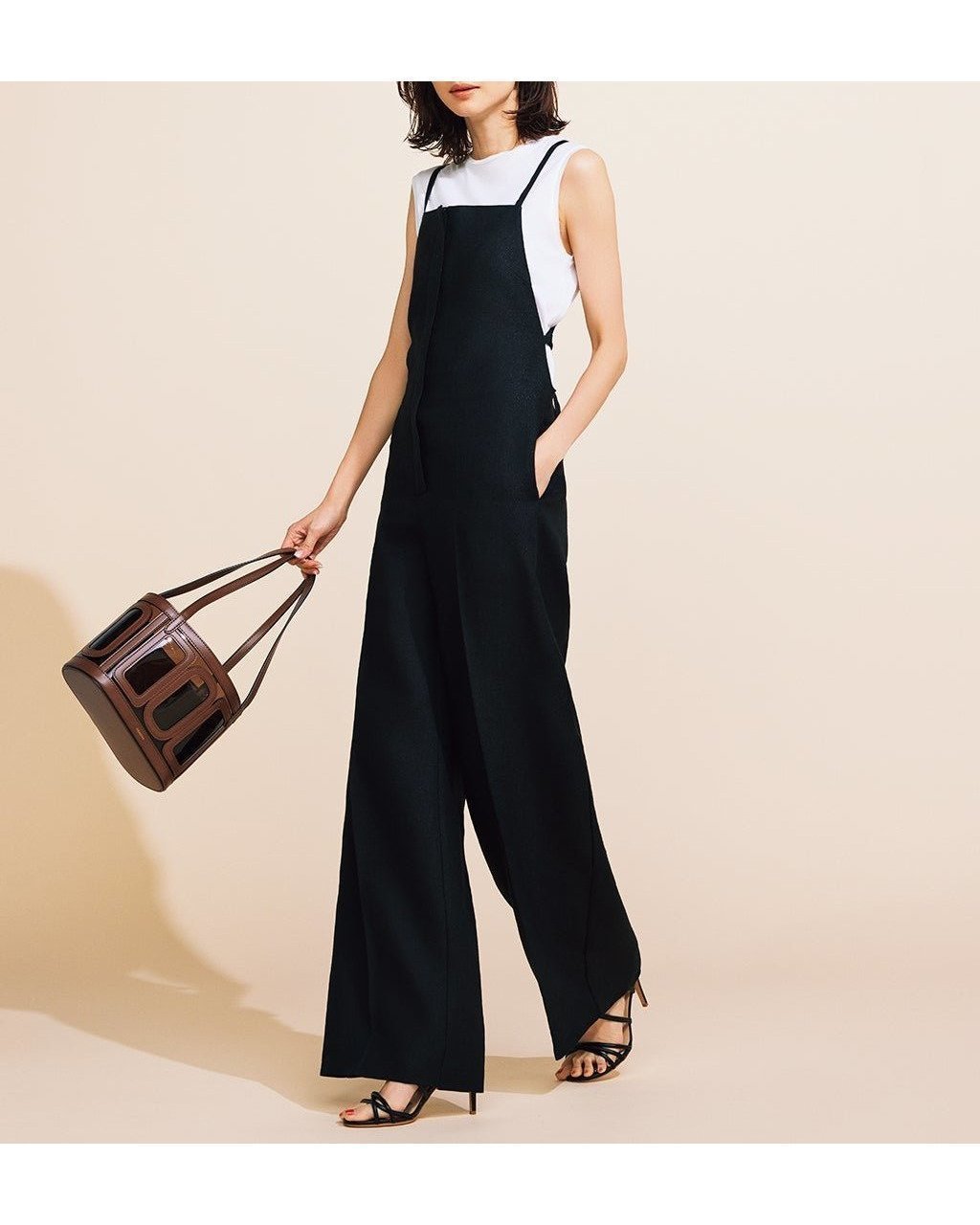 【後ろ姿まで抜かりなく、大人の洗練スタイル】ラメリネンサロペット 人気、トレンドファッション・服の通販 founy(ファニー) 【ドゥクラッセ/DoCLASSE】 トレンドファッション・スタイル  Fashion Trends ファッション、ブランド PICK UP! Fashion Brand Pick Up ファッション Fashion レディースファッション WOMEN NEW・新作・新着・新入荷 New Arrivals サロペット Overalls シンプル Simple リネン Linen リボン Ribbon |ID:prp329100004487237