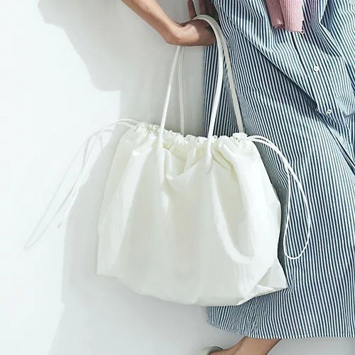 上品マット仕上げの軽量ビッグトート【MARY AL TERNA × Marisol別注】WRING 人気、トレンドファッション・服の通販 founy(ファニー) 【メアリ オル ターナ/MARY AL TERNA】 トレンドファッション・スタイル  Fashion Trends トレンド、ファッションスタイル Fashion Trends ファッション Fashion レディースファッション WOMEN バッグ Bag ポケット Pocket エレガント 上品 Elegant 別注 Special Order 巾着 Purse 旅行 Travel |ID:prp329100004411139