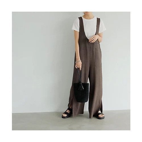 涼しさと品を備えた 大人のためのVネックサロペット 人気、トレンドファッション・服の通販 founy(ファニー) 【スタイルデリ/STYLE DELI】 トレンドファッション・スタイル  Fashion Trends ファッション、ブランド PICK UP! Fashion Brand Pick Up ファッション Fashion レディースファッション WOMEN ワンピース Dress サロペット Salopette インナー Inner 春 Spring 秋 Autumn/Fall くるぶし Ankle カットソー Cut And Sew クール Cool サマー Summer サロペット Overalls ジャケット Jacket スタイリッシュ Stylish ストレッチ Stretch スリット Slit タンク Tank フロント Front ポケット Pocket ミックス Mix ループ Loop ワイド Wide S/S・春夏 Ss・Spring/Summer 夏 Summer |ID:prp329100004546635
