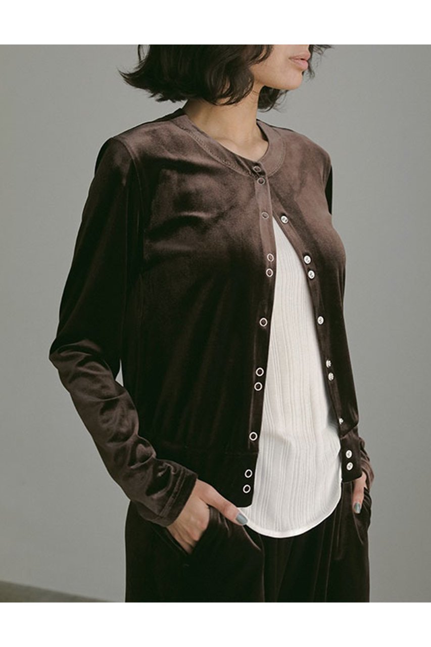 光沢とモード感を纏う上品ベロアトップス 人気、トレンドファッション・服の通販 founy(ファニー) 【エトレトウキョウ/ETRE TOKYO】 トレンドファッション・スタイル  Fashion Trends ファッション、ブランド PICK UP! Fashion Brand Pick Up ファッション Fashion レディースファッション WOMEN トップス・カットソー Tops/Tshirt シャツ/ブラウス Shirts/Blouses ロング / Tシャツ T-Shirts カットソー Cut and Sewn ベロア Velour なめらか Smooth カーディガン Cardigan シンプル Simple スタイリッシュ Stylish スリーブ Sleeve セットアップ Set Up ドット Dot フロント Front ベロア Velor リラックス Relax ロング Long エレガント 上品 Elegant NEW・新作・新着・新入荷 New Arrivals |ID:prp329100004563506