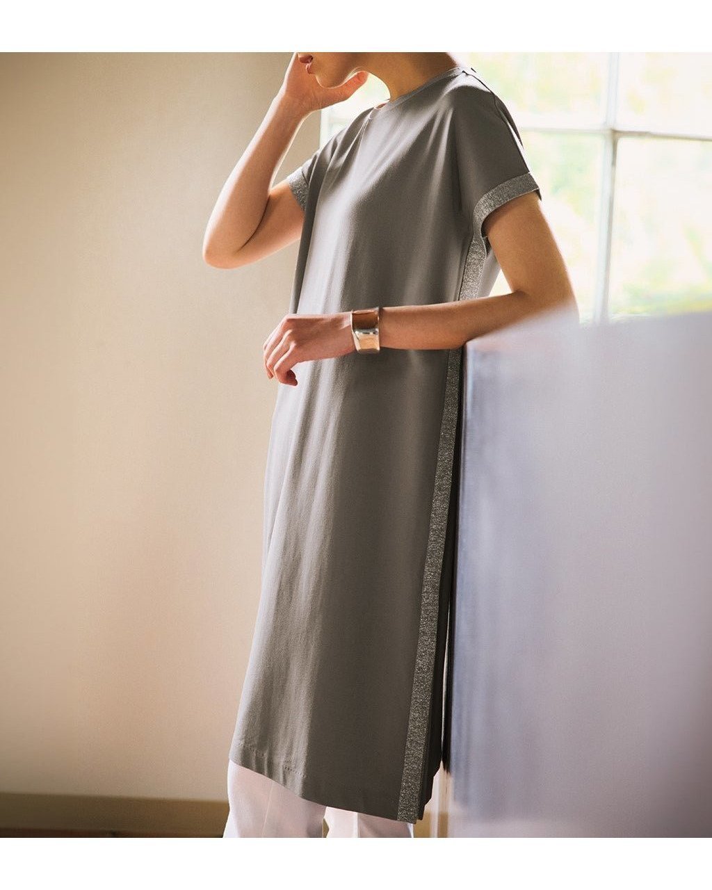 ラメラインが洗練を添える シルキーなチュニックトップス 人気、トレンドファッション・服の通販 founy(ファニー) 【ドゥクラッセ/DoCLASSE】 トレンドファッション・スタイル  Fashion Trends ファッション、ブランド PICK UP! Fashion Brand Pick Up ファッション Fashion レディースファッション WOMEN トップス・カットソー Tops/Tshirt NEW・新作・新着・新入荷 New Arrivals カットソー Cut And Sew クール Cool シルク Silk ストレート Straight スマート Smart チュニック Tunic |ID:prp329100004571995