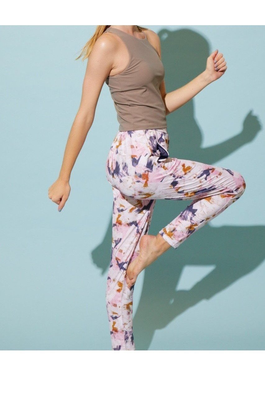 鮮やかプリントが主役のギャザーパンツ 人気、トレンドファッション・服の通販 founy(ファニー) 【ジュリエ/Julier】 トレンドファッション・スタイル  Fashion Trends ファッション、ブランド PICK UP! Fashion Brand Pick Up ファッション Fashion レディースファッション WOMEN パンツ Pants スポーツウェア Sportswear スポーツ パンツ Sports Pants おすすめ Recommend ギャザー Gather スポーツ Sports プリント Print ポケット Pocket ヨガ Yoga レギンス Leggings ワーク Work |ID:prp329100004580336
