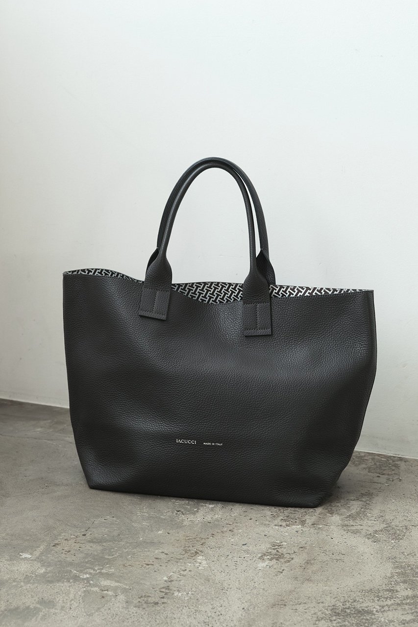 肩掛けスタイルで軽やかに。「OPERA(オペラ)」ビッグサイズトート新登場 人気、トレンドファッション・服の通販 founy(ファニー) 【イアクッチ/IACUCCI】 トレンドファッション・スタイル  Fashion Trends ファッション、ブランド PICK UP! Fashion Brand Pick Up ファッション Fashion レディースファッション WOMEN バッグ Bag おすすめ Recommend シンプル Simple ビッグ Big フォルム Form プリント Print 人気 Popularity ビジネス 仕事 通勤 Business NEW・新作・新着・新入荷 New Arrivals 旅行 Travel |ID:prp329100004580325