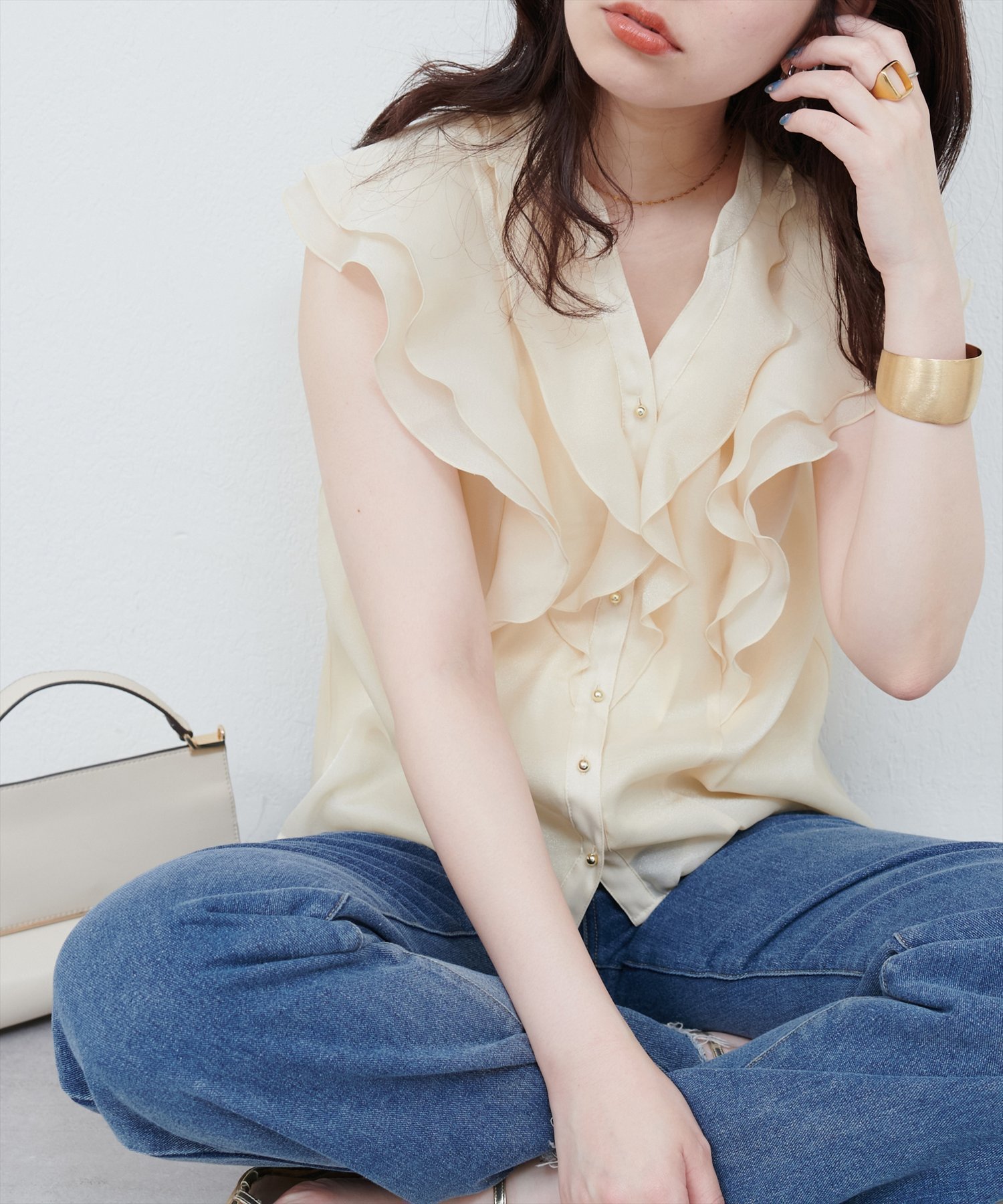 【natural couture/ナチュラルクチュール】ラッフルスリーブで華やかに魅せる、キーネックデザインブラウス 人気、トレンドファッション・服の通販 founy(ファニー) 【ナチュラルクチュール/natural couture】 トレンドファッション・スタイル  Fashion Trends トレンド、ファッションスタイル Fashion Trends ファッション Fashion レディースファッション WOMEN トップス・カットソー Tops/Tshirt シャツ/ブラウス Shirts/Blouses 2025年 2025 2025春夏・S/S Ss,Spring/Summer,2025 イエロー Yellow デニム Denim トレンド Trend フリル Frills フレア Flare ワイド Wide エレガント 上品 Elegant |ID:prp329100004489904
