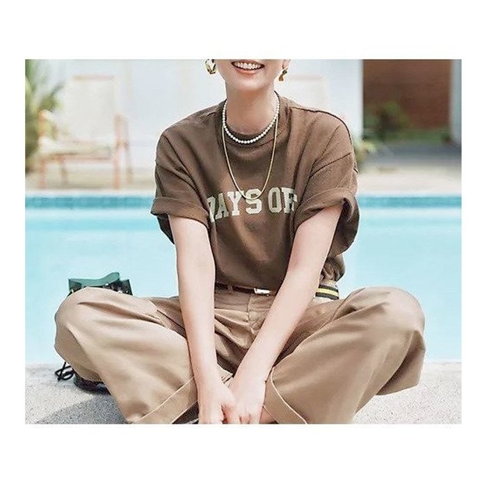 【ロゴT・2WAY・美シルエットで魅せる!こなれ感たっぷりの最旬定番Tシャツ】Americana(アメリカーナ) 人気、トレンドファッション・服の通販 founy(ファニー) 【アメリカーナ/Americana】 【イーバイエクラ/E by eclat】 【トゥエルブクローゼット/12closet】 【コグ ザビッグスモーク/COGTHEBIGSMOKE】 トレンドファッション・スタイル  Fashion Trends トレンド・ファッションスタイル Fashion Trends & Styles ファッションモデル・俳優・女優 Models 女性 Women 福田麻琴 Fukuda Makoto ファッション Fashion レディースファッション Ladies' Fashion Online トップス・カットソー Tops/Tshirt シャツ/ブラウス Shirts/Blouses ロング / Tシャツ T-Shirts コラボ Collaboration スリット Slit デニム Denim ボトム Bottom ワイド Wide 洗える Washable |ID:stp329100000006394