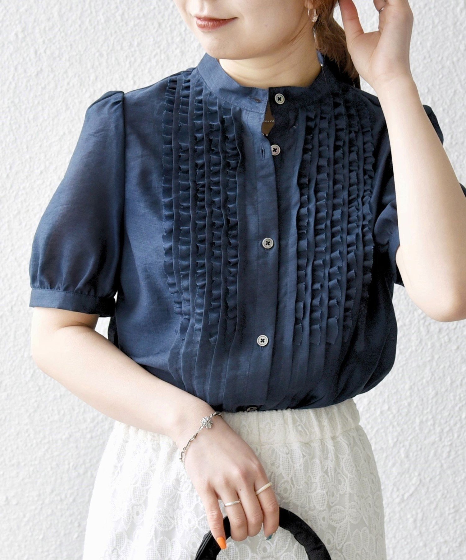【SHIPS/シップス】大人の甘さを纏う 半袖フリルブラウスが新登場 人気、トレンドファッション・服の通販 founy(ファニー) 【シップス フォー ウィメン/SHIPS】 トレンドファッション・スタイル  Fashion Trends ファッション、ブランド PICK UP! Spotlight on Fashion Brands ファッション Fashion レディースファッション Ladies' Fashion Online トップス・カットソー Tops/Tshirt シャツ/ブラウス Shirts/Blouses インナー Inner 洗える Washable カーゴパンツ Cargo Pants コンパクト Compact シアー Sheer シャイニー Shiny シンプル Simple ジャケット Jacket スタンド Stand スラックス Slacks タイトスカート Tight Skirt デニム Denim 人気 Popularity フリル Frills フロント Front ボトム Bottom 半袖 Short Sleeve ビジネス 仕事 通勤 Business 2025年 2025 2025春夏・S/S Ss,Spring/Summer,2025 |ID:prp329100004487812