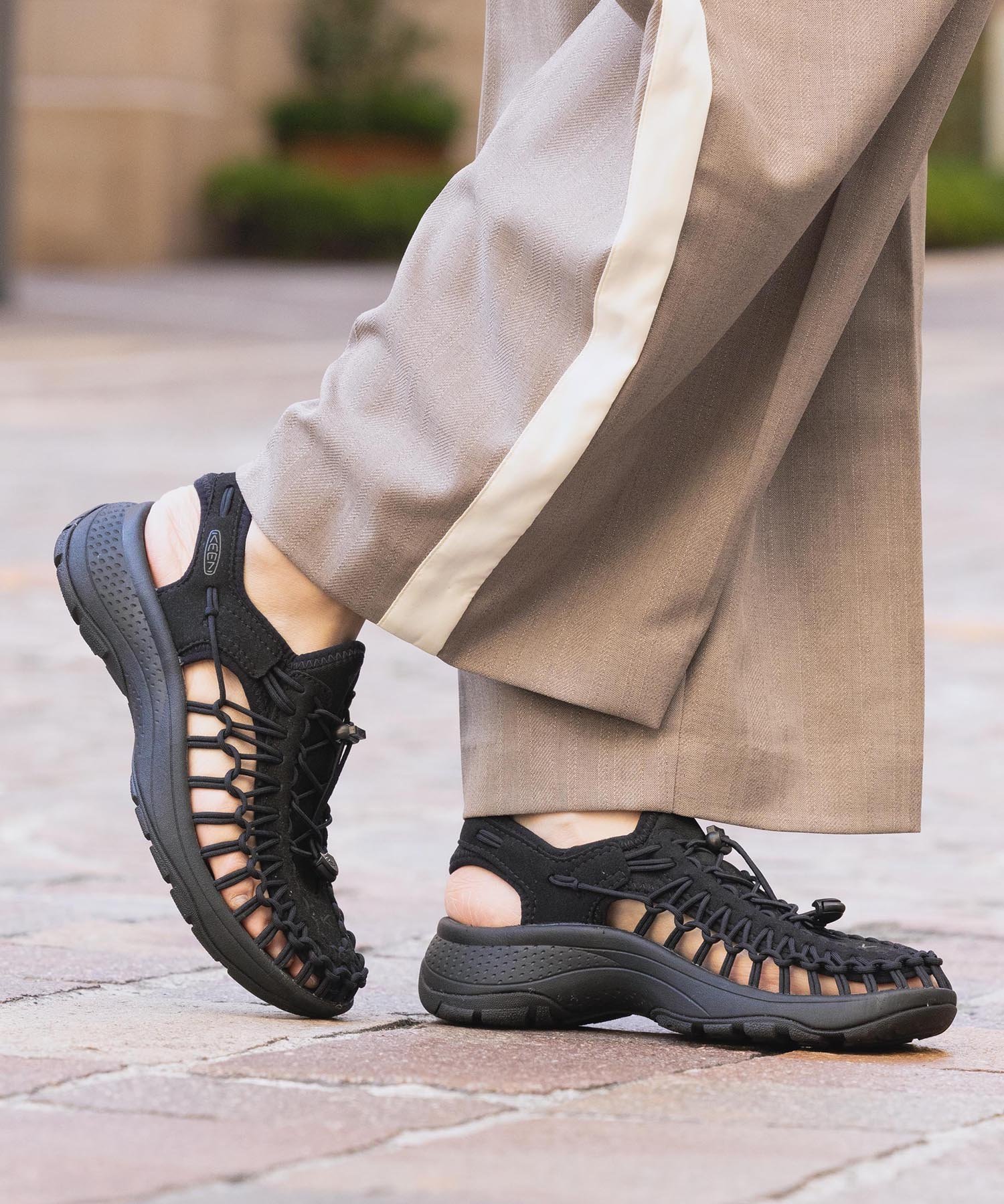 【キーン / KEEN】フェミニンさと高機能を融合した次世代スニーカー「Open Air Sneaker UNEEK」 人気、トレンドファッション・服の通販 founy(ファニー) 【キーン/KEEN】 トレンドファッション・スタイル  Fashion Trends ファッション、ブランド PICK UP! Spotlight on Fashion Brands ファッション Fashion レディースファッション Ladies' Fashion Online アウトドア Outdoor クッション Cushion 抗菌 Antibacterial 軽量 Lightweight サンダル Sandals スニーカー Sneakers スリッポン Slip-Ons タオル Towel パフォーマンス Performance フィット Fit フェミニン Feminine ライニング Lining ラウンド Round 旅行 Travel |ID:prp329100004590849