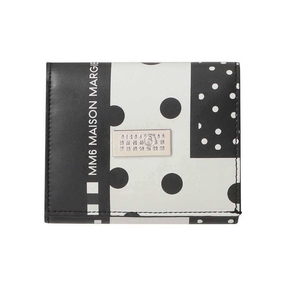 遊び心と洗練が融合【MM6 Maison Martin Margiela(メゾン マルタン マルジェラ)】でつくる大人のモードスタイル 人気、トレンドファッション・服の通販 founy(ファニー) 【エムエム6 メゾン マルタン マルジェラ/MM6 Maison Martin Margiela】 トレンドファッション・スタイル Trendy Fashion & Style ファッション、ブランド PICK UP! Must-Have Online Fashion Brands ファッション Fashion レディースファッション Fashion for Women ミニ財布・二つ折り財布 Wallets & Card Cases パンツ Pants & Trousers デニムパンツ・ジーンズ・美脚デニム Denim Jeans & Pants 2025年 2025 2025-2026秋冬・A/W Autumn/Winter 2025–26 AW25–26 ユニセックス Unisex, Genderless おすすめ Recommended / Our Picks ウォレット Wallet コイン Coin, Coin Design コンパクト Compact, Small Size プリント Print, Printed Pattern ポケット Pocket, Pocket Detail A/W・秋冬 Autumn/Winter 財布 Wallet, Purse シューズ Shoes, Footwear バレエ Ballet, Ballet Style フラット Flat, Flat Shoes 定番 Standard, Basic Item |ID:stp329100000006469