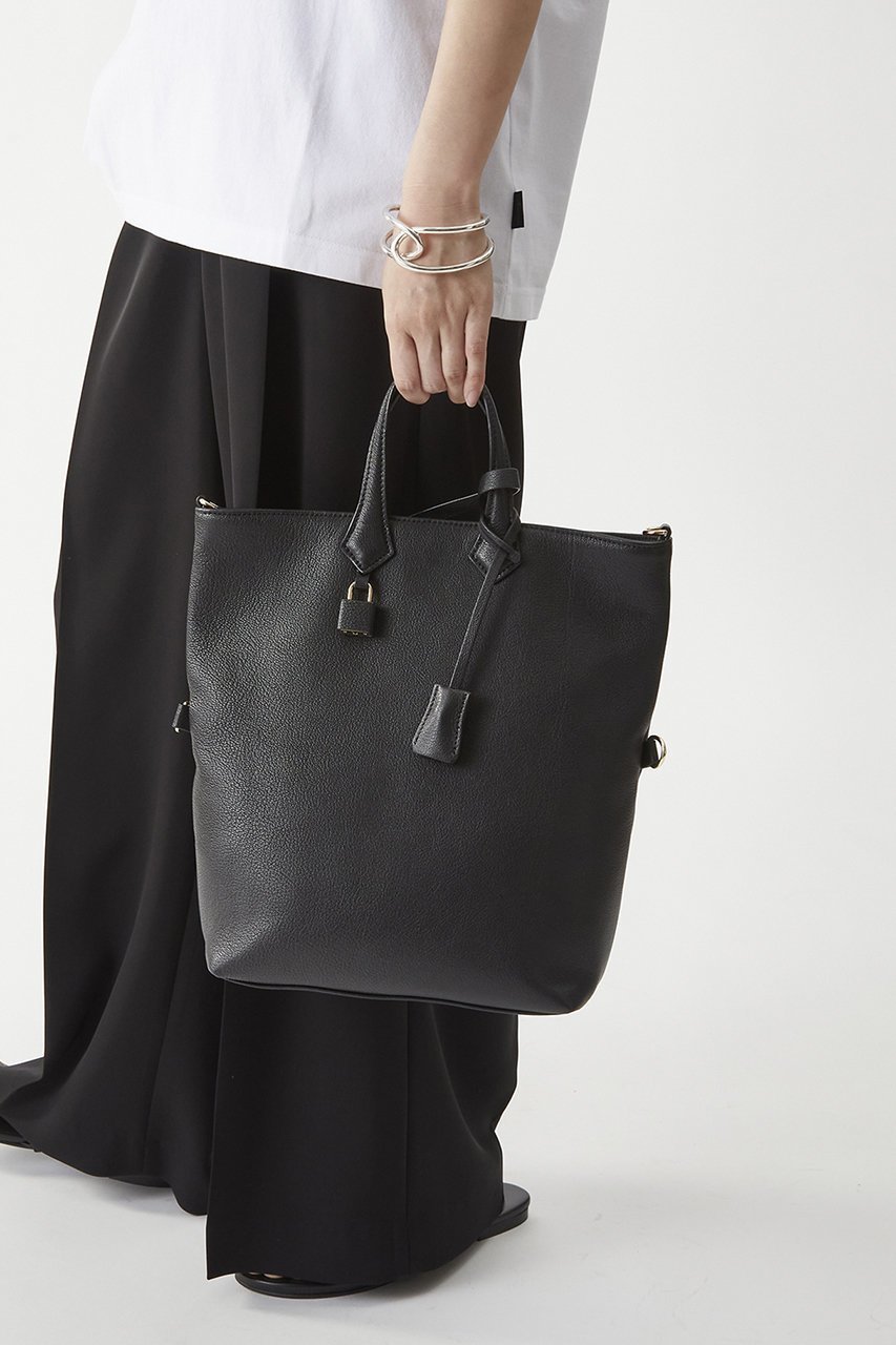 【1er Arrondissement/プルミエ アロンディスモン】自在に表情を変える2WAY仕様 【mica della valle】ショルダートートバッグ 人気、トレンドファッション・服の通販 founy(ファニー) 【プルミエ アロンディスモン/1er Arrondissement】 トレンドファッション・スタイル  Trendy Fashion & Style ファッション、ブランド PICK UP! Must-Have Online Fashion Brands ファッション Fashion レディースファッション Fashion for Women バッグ Bags イタリア Italy ハーフ Half, Half-Length 新作・新入荷 New Arrivals / New In |ID:prp329100004602739