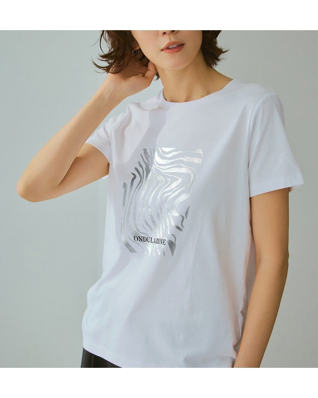 【ドゥクラッセ / DoCLASSE】のメタリックデザインTシャツ 人気、トレンドファッション・服の通販 founy(ファニー) 【ドゥクラッセ/DoCLASSE】 トレンドファッション・スタイル  Trendy Fashion & Style ファッション、ブランド PICK UP! Must-Have Online Fashion Brands ファッション Fashion レディースファッション Fashion for Women トップス・カットソー Cut & Sew Tops シャツ・ブラウス・オフィスカジュアル Elegant Blouses & Button-Ups ロングTシャツ・Tシャツ Longline T-Shirts & Tees カットソー・ベーシックTシャツ Cut-and-Sewn Tops / Stretch Tees & Basics なめらか Smooth, Silky Texture カットソー Cut and Sewn Top グラフィック Graphic, Graphic Design プリント Print, Printed Pattern エレガント 上品 Elegant 人気 Popular, Best Seller 夏 Summer |ID:prp329100004522395