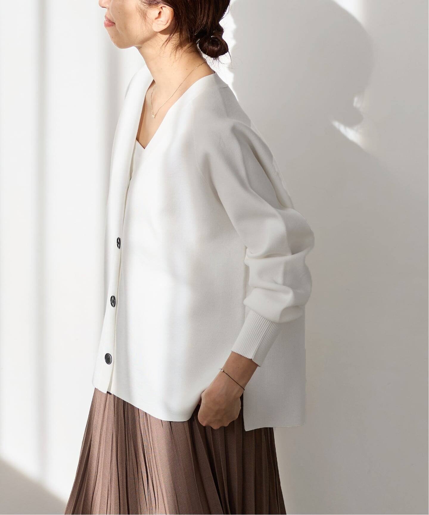 【イエナ / IENA】のファインコットンスムースVネックカーディガン 人気、トレンドファッション・服の通販 founy(ファニー) 【イエナ/IENA】 トレンドファッション・スタイル  Trendy Fashion & Style ファッション、ブランド PICK UP! Must-Have Online Fashion Brands ファッション Fashion レディースファッション Fashion for Women トップス・カットソー Cut & Sew Tops カーディガン・羽織り Layered Style Cardigans Vネックトップス V-Neck Tops / V-Cut Neckline Shirts 2026年 2026 カーディガン Cardigan, Knitwear スリット Slit, Slit Detail ビジネス 仕事 通勤 Business / Work / Commuting |ID:prp329100004838562