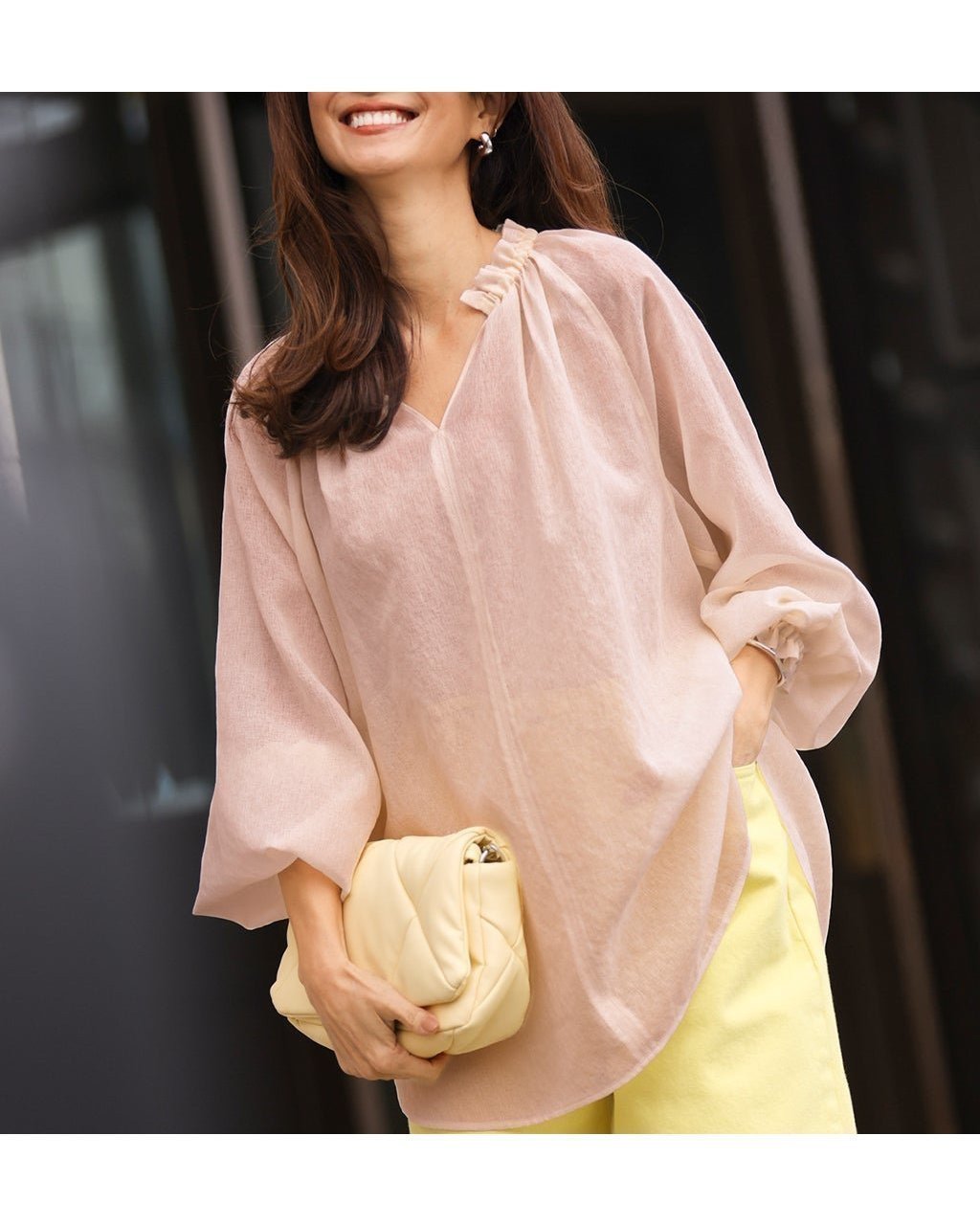 軽やかなシアー素材で華奢見えを叶えるギャザーブラウス 人気、トレンドファッション・服の通販 founy(ファニー) 【ドゥクラッセ/DoCLASSE】 トレンドファッション・スタイル  Trendy Fashion & Style ファッション、ブランド PICK UP! Must-Have Online Fashion Brands ファッション Fashion レディースファッション Fashion for Women トップス・カットソー Cut & Sew Tops シャツ・ブラウス・オフィスカジュアル Elegant Blouses & Button-Ups 新作・新入荷 New Arrivals / New In ギャザー Gathered, Ruffled シアー Sheer, See-Through |ID:prp329100004871413