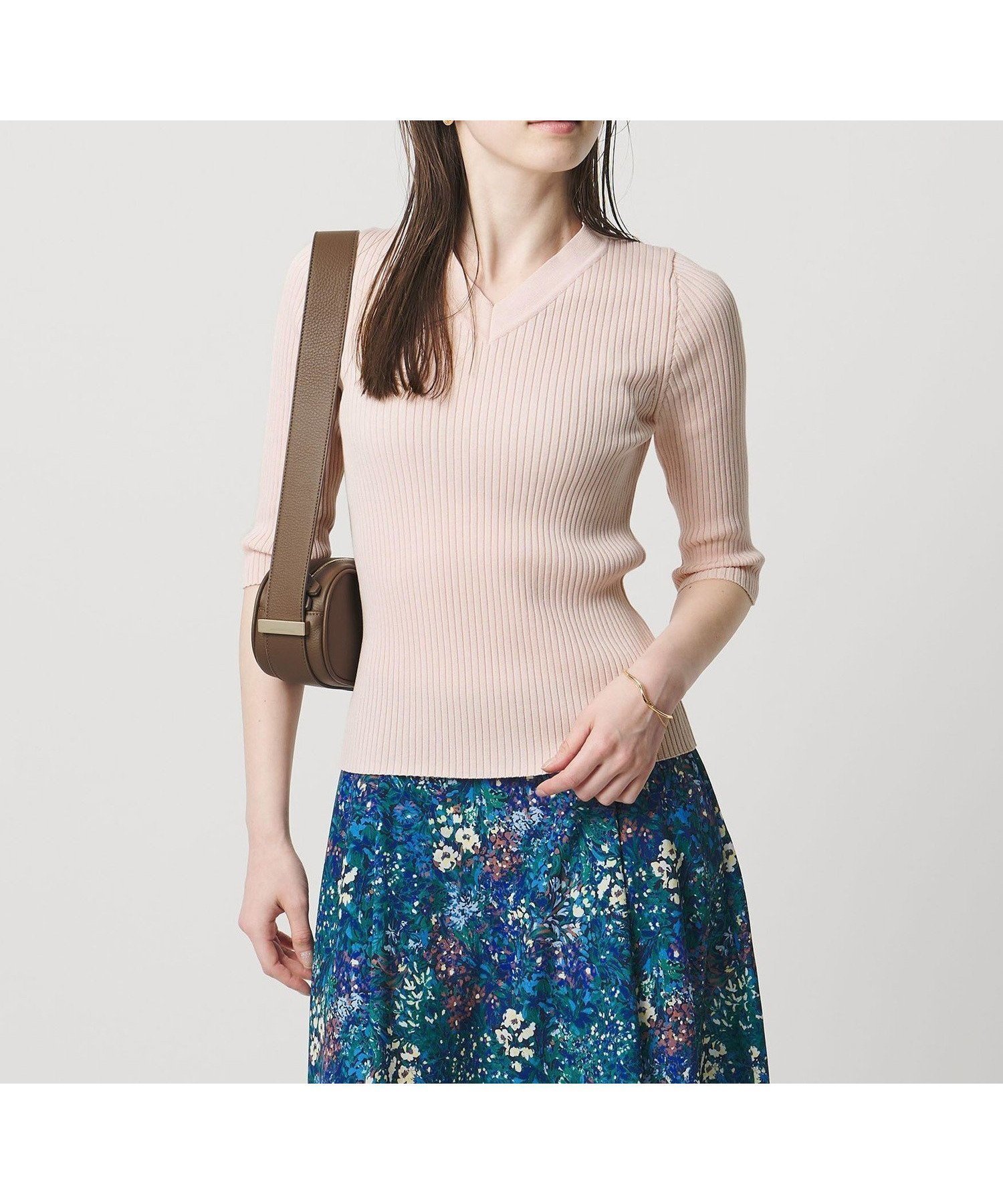 【デコルテを美しく見せる上質リブVネックニット】UNITED ARROWS(ユナイテッドアローズ)通販 人気、トレンドファッション・服の通販 founy(ファニー) 【ユナイテッドアローズ/UNITED ARROWS】 トレンドファッション・スタイル  Trendy Fashion & Style ファッション、ブランド PICK UP! Must-Have Online Fashion Brands ファッション Fashion レディースファッション Fashion for Women トップス・カットソー Cut & Sew Tops ニット Knit Tops & Sweaters Vネックトップス V-Neck Tops / V-Cut Neckline Shirts おすすめ Recommended / Our Picks ウォッシャブル Machine Washable カーディガン Cardigan, Knitwear ギャザー Gathered, Ruffled コンパクト Compact, Small Size フィット Fit, Slim Fit フレア Flare, Flared ベーシック Basic, Essential リブニット Rib Knit, Ribbed Knit |ID:prp329100004933844