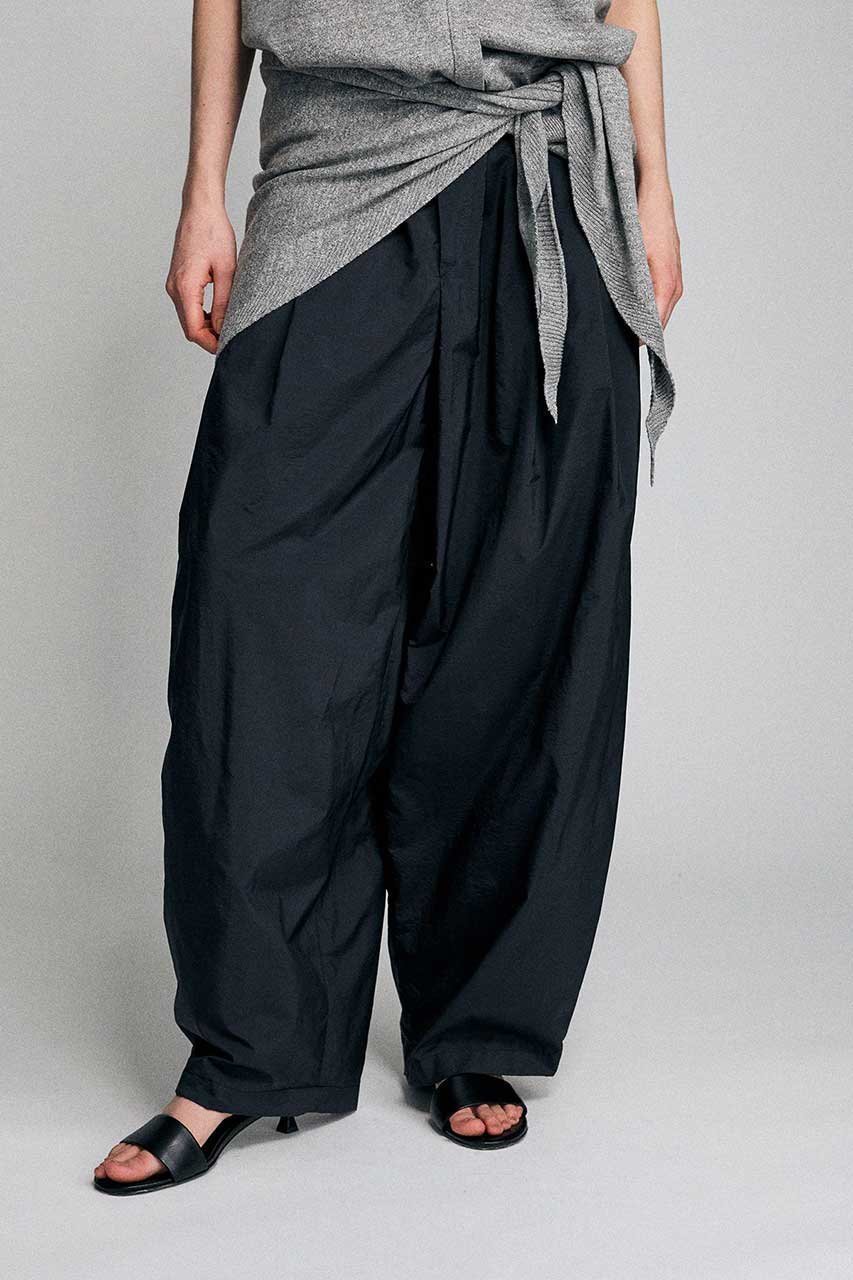 上品な光沢と軽やかなはき心地を備えたタフタ素材のバレルラインパンツ【BRILL(ブリル)】 人気、トレンドファッション・服の通販 founy(ファニー) 【ブリル/BRILL】 トレンドファッション・スタイル  Trendy Fashion & Style ファッション、ブランド PICK UP! Must-Have Online Fashion Brands ファッション Fashion レディースファッション Fashion for Women パンツ Pants & Trousers タフタ Taffeta, Structured Fabric フォルム Silhouette, Form エレガント 上品 Elegant 新作・新入荷 New Arrivals / New In |ID:prp329100004873369