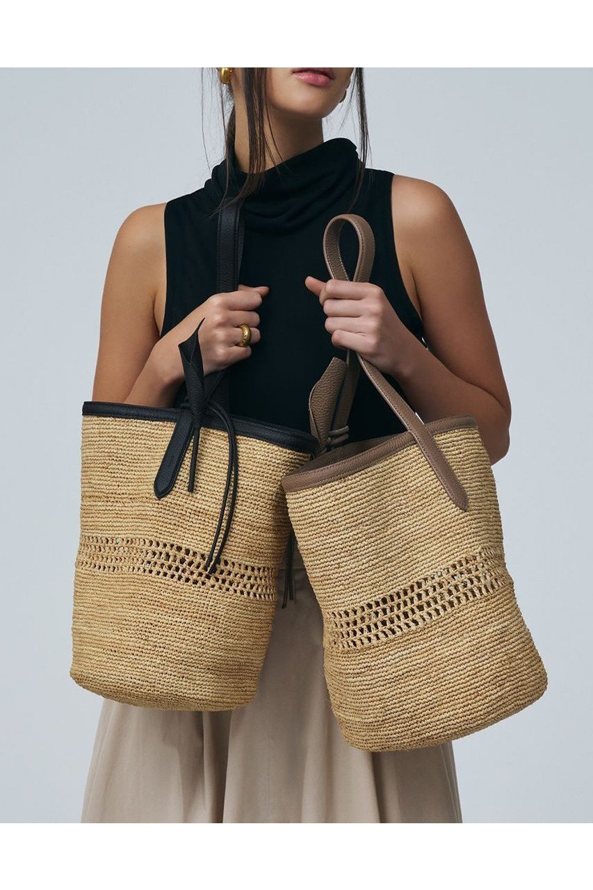 ラフィアとレザーが調和する涼やかなバケツバッグ VASIC(ヴァジック) 人気、トレンドファッション・服の通販 founy(ファニー) 【ヴァジック/VASIC】 トレンドファッション・スタイル  Trendy Fashion & Style トレンド・ファッションスタイル Fashion Trends & Styles ファッション Fashion レディースファッション Fashion for Women バッグ Bags トリミング Trimming, Decorative Edge バケツ Bucket, Bucket Style フラワー Flower, Floral モチーフ Motif, Design Theme ラップ Wrap, Wrap Design ラフィア Raffia, Natural Straw リゾート Resort, Vacation Style 夏 Summer |ID:prp329100004922454