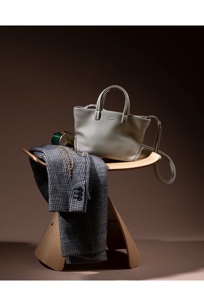 【バッグ】オンオフの境界線を越える、しなやかな相棒 人気、トレンドファッション・服の通販 founy(ファニー) 【オブジェクツアイオー/objcts.io】 トレンドファッション・スタイル  Trendy Fashion & Style トレンド・ファッションスタイル Fashion Trends & Styles ファッション Fashion レディースファッション Fashion for Women バッグ Bags ユニセックス Unisex, Genderless クッション Cushion, Throw Pillow ベーシック Basic, Essential エレガント 上品 Elegant |ID:prp329100004895980