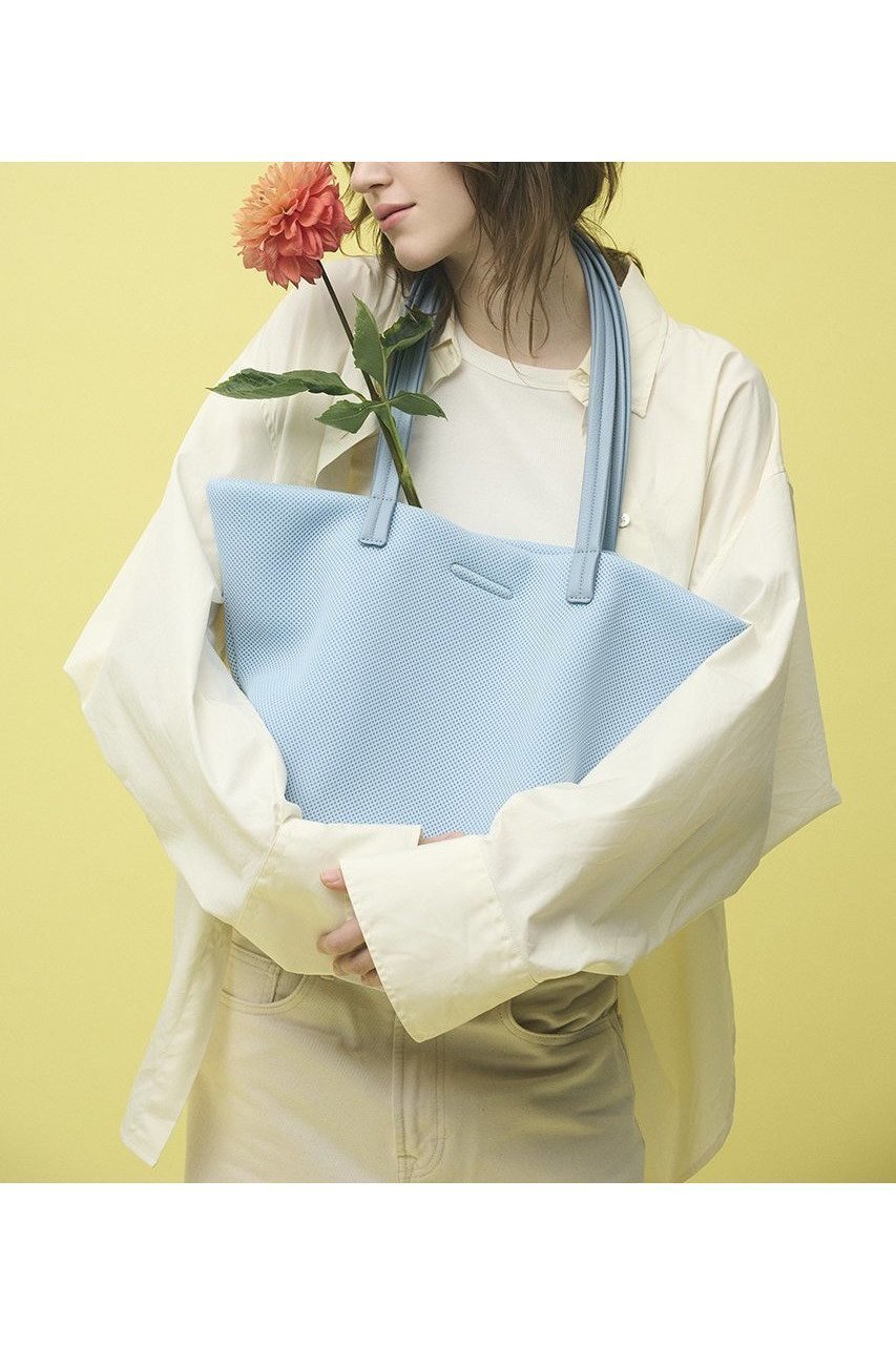 軽やかな異素材ミックスで日常に寄り添うメッシュトートバッグミディアム 人気、トレンドファッション・服の通販 founy(ファニー) 【オブジェクツアイオー/objcts.io】 トレンドファッション・スタイル  Trendy Fashion & Style トレンド・ファッションスタイル Fashion Trends & Styles ファッション Fashion レディースファッション Fashion for Women バッグ Bags ユニセックス Unisex, Genderless クッション Cushion, Throw Pillow ミックス Mix, Mixed Style メッシュ Mesh, Net Fabric ヨガ Yoga, Yoga Wear 軽量 Lightweight, Ultra Light ビジネス 仕事 通勤 Business / Work / Commuting |ID:prp329100004873828