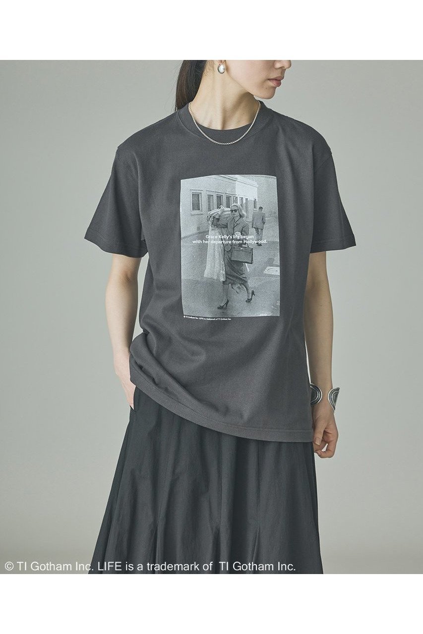 スタイリッシュなモノトーンフォトとゴシックロゴが映える別注コラボTシャツ 大人の最旬トレンドファッション＆コーディネート founy(ファウニー) 【カレンソロジー/Curensology】 トレンドファッション・スタイル  Trendy Fashion & Style トレンド・ファッションスタイル Fashion Trends & Styles ファッション Fashion レディースファッション Fashion for Women トップス・カットソー Cut & Sew Tops シャツ・ブラウス・オフィスカジュアル Elegant Blouses & Button-Ups ロングTシャツ・Tシャツ Longline T-Shirts & Tees カットソー・ベーシックTシャツ Cut-and-Sewn Tops / Stretch Tees & Basics アクセサリー Fashion Accessories インナー Innerwear 春 Spring 洗える Machine Washable カットソー Cut and Sewn Top ショート Short, Short Length シンプル Simple, Minimal ジャケット Jacket, Outerwear スタイリッシュ Stylish, Fashionable スペシャル Special, Limited Edition スリーブ Sleeve, Long Sleeve / Short Sleeve フロント Front, Front Design プリント Print, Printed Pattern 別注 Limited Edition, Custom Order モノトーン Monotone, Black and White ロング Long, Long-Length 再入荷 Restock / Back in Stock おすすめ Recommended / Our Picks 夏 Summer |ID:prp329100004922674