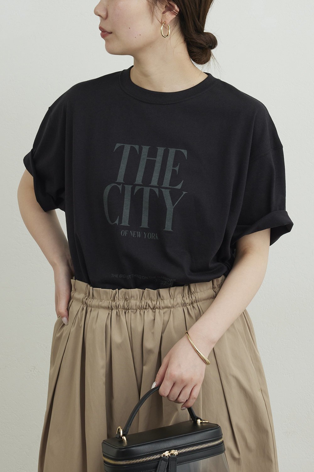 上品なロゴとリラクシーなシルエットが女性らしい装いに馴染む別注の大人のロゴTシャツ 大人の最旬トレンドファッション＆コーディネート founy(ファウニー) 【ガリャルダガランテ/GALLARDAGALANTE】 トレンドファッション・スタイル  Trendy Fashion & Style トレンド・ファッションスタイル Fashion Trends & Styles ファッション Fashion レディースファッション Fashion for Women トップス・カットソー Cut & Sew Tops シャツ・ブラウス・オフィスカジュアル Elegant Blouses & Button-Ups ロングTシャツ・Tシャツ Longline T-Shirts & Tees カットソー・ベーシックTシャツ Cut-and-Sewn Tops / Stretch Tees & Basics エレガント 上品 Elegant ショート Short, Short Length スタイリッシュ Stylish, Fashionable スリーブ Sleeve, Long Sleeve / Short Sleeve モダン Modern, Contemporary 再入荷 Restock / Back in Stock 別注 Limited Edition, Custom Order |ID:prp329100004930883